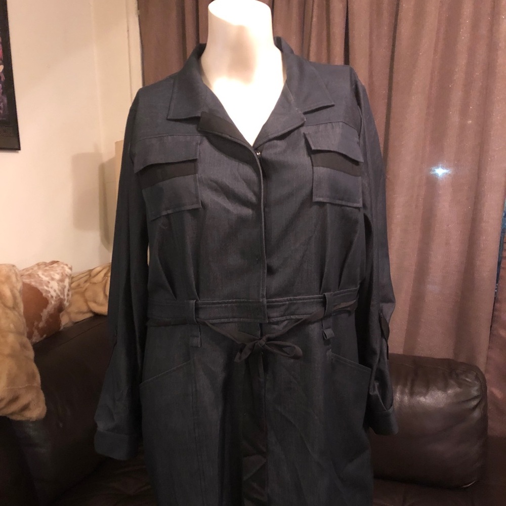 Tahari Dress 👗 with belt. See photos for details
